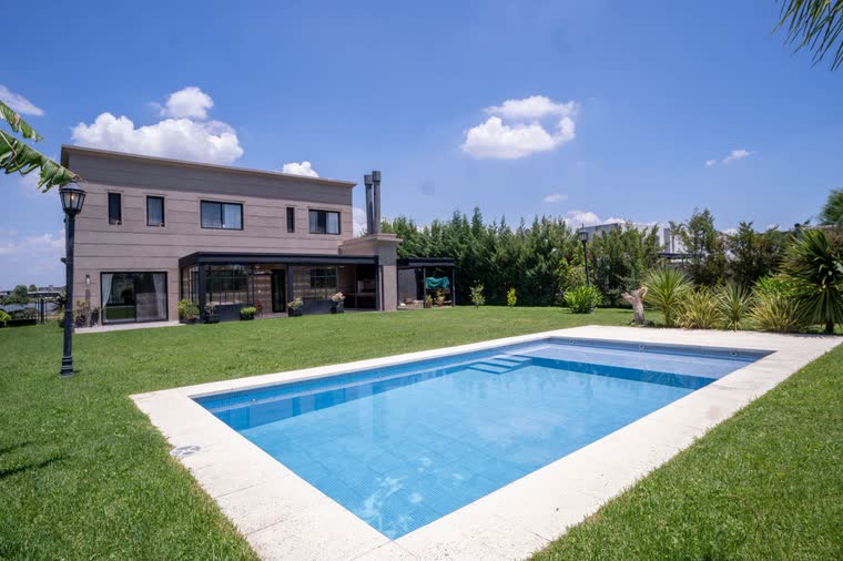 Casa de dos plantas con pileta y jardín
